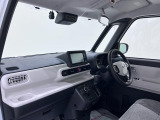 ダイハツのお店では、ダイハツ車を知り尽くしたプロフェッショナルが、専用の診断機器を使って各システムを点検しております。
