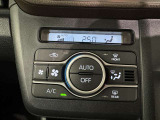 オートエアコン付きなので一度、気温を設定すれば自動的に過ごし易い温度に調整してくれますよ。 車内をいつでも快適空間にしてくれます。