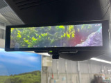 【インテリジェントルームミラー】後席の大きな荷物や同乗者で後方が確認しづらい時でも安心!カメラが撮影した車両後方の映像をルームミラー内に表示。クリアな視界で状況の確認が可能です!