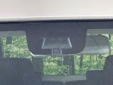 【レーダーブレーキサポート】走行中に前方の車両等を認識し、衝突しそうな時は警報とブレーキで衝突回避と被害軽減をアシスト。より安全にドライブをお楽しみいただけます。