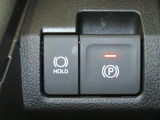電動パーキングブレーキ&オートブレーキホールド機能付。「HOLD」スイッチを押しシステムONの状態にしておくことで信号待ちでブレーキを踏んで停車時ブレーキペダルから足を離してもブレーキを保持。楽です。
