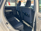 リヤシートも全車消毒済み。足元も広々。ドアには小物を収納できる便利な【リヤポケット】付。
