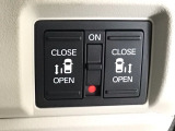 【両側パワースライドドア】両側がパワースライドドアになっており、運転席のスイッチやスマートキーでも開閉が可能です!開口部も広いので乗り降りも楽々♪