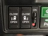 【両側パワースライドドア】両側がパワースライドドアになっており、運転席のスイッチやスマートキーでも開閉が可能です!開口部も広いので乗り降りも楽々♪