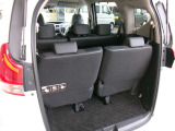 トランクルームもひろびろです。お出かけにも大活躍です!3列目を跳ね上げる事でフラットになりますので、荷物も楽々積み込めます。