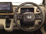 【ハンドル】運転にかかわる様々な操作を安全に行えるように視点移動が少なく操作性に配慮されたスイッチ類が凝縮されたコックピットです。