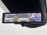 【インテリジェントルームミラー】リアカメラの画像を液晶モニター(ルームミラー)に写して、後部座席の人で視界が遮られたり、夜間や悪天候の時なども、クリアな後方視界を確保するため安心です。