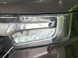 【LEDヘッドライト】悪天候や夜間走行時も良好な視界を確保し安心して運転できる高輝度LEDヘッドライトを装備!点灯速度が早く、消費電力も抑えられています。