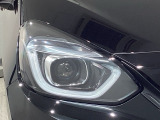LEDヘッドライトは、点灯の瞬間から最大光量を発揮し、突然暗くなるトンネルなどでの安定感を高めます。
