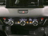 【オートエアコン】一度お好みの温度に設定すれば、車内の温度を検知し風量や温度を自動で調整。暑い&hellip;寒い&hellip;と何度もスイッチ操作をする必要はありません。快適な車内空間には必須の機能ですね♪