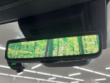 【デジタルインナーミラー】後席の大きな荷物や同乗者で後方が確認しづらい時でも安心!カメラが撮影した車両後方の映像をルームミラー内に表示。クリアな視界で状況の確認が可能です!