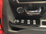 電動格納式リモコンドアミラーと、パワーウィンドウスイッチ等は運転席ドアにあります。
