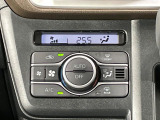 【オートエアコン】一度お好みの温度に設定すれば、車内の温度を検知し風量や温度を自動で調整。暑い&hellip;寒い&hellip;と何度もスイッチ操作をする必要はありません。快適な車内空間には必須の機能ですね♪