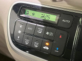 【オートエアコン】一度お好みの温度に設定すれば、車内の温度を検知し風量や温度を自動で調整。暑い&hellip;寒い&hellip;と何度もスイッチ操作をする必要はありません。快適な車内空間には必須の機能ですね♪