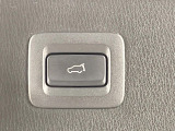 【パワーバックドア】スマートキーや運転席のボタンを押すだけでリアゲートが自動で開閉します!荷物を持っている時や、高い位置にあるバックドアを閉める際に便利な機能です♪