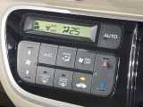 【オートエアコン】一度お好みの温度に設定すれば、車内の温度を検知し風量や温度を自動で調整。暑い&hellip;寒い&hellip;と何度もスイッチ操作をする必要はありません。快適な車内空間には必須の機能ですね♪