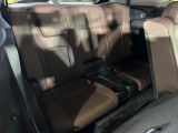 床下収納式のサードシートです。座席部分をコンパクトに収納でき、広大な荷室スペースとしてお使いいただけます!乗車人数や荷物の量など利用シーンに合わせて3列目を有効活用でき、とっても便利♪