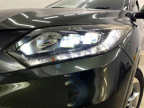 【LEDヘッドライト】悪天候や夜間走行時も良好な視界を確保し安心して運転できる高輝度LEDヘッドライトを装備!点灯速度が早く、消費電力も抑えられています。