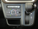 オートエアコンで暑い夏も寒い冬も快適な車内で運転出来ます。