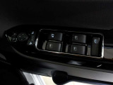 パワーウィンドウスイッチで運転席から全席の窓の開閉ができます。