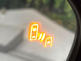 【ブラインドスポットモニター】走行中、ドアミラーの死角になりやすい箇所に後続車が接近するとサイドミラーのレンズに警告を表示!ドライバーに注意喚起をしてくれます。