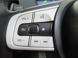 ■ステアリングリモコン付き。ハンドルから手を離さずにオーディオ操作ができるので、運転中も視線を外さず安心です。