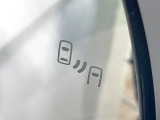 【ブラインドスポットモニター】走行中、ドアミラーの死角になりやすい箇所に後続車が接近するとサイドミラーのレンズに警告を表示!ドライバーに注意喚起をしてくれます。
