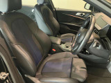 シートメモリー付電動フロントシート。オーナー様がキーを使い分けていただければ、シート調整・空調・オーディ等最後に乗った状態をメモリーしてくれます。