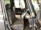 【ベンチシート】運転席と助手席の移動もスムーズ!狭い駐車場での乗り降りや、お子様の乗り降りにも便利です。座席の間にコンソールボックスやドリンクホルダーがないため、車内空間が広く感じます。