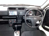 運転席周りのレイアウトをご覧ください。ナビゲーションが綺麗に装着されすっきり収まってますね!