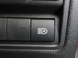 オートマチックハイビームとは、先行車や対向車のライトを認識し、ハイビームとロービームを自動で切り替える機能です。夜道の視界を確保します。詳細は販売店スタッフまでおたずねください。