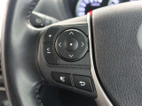 便利なステアリングスイッチ付きでナビに目をやらなくても音量調整等が可能です。