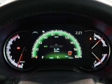 とっても見やすいメーターです。夜間時はラグジュアリーな気分にさせてくれる照明が魅力ですので、夜のドライブも楽しみになりますよ♪