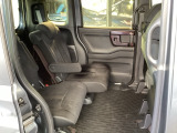 ホンダ車の低床ボディは、チャイルドシートへのお子さまの乗降や荷物の積載もスムーズ。後席にも左右分離式のアームレストがついております。ゆっくりおくつろぎいただけます。