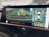車を上からの見下ろした視点で駐車をサポートするパノラマモニターを搭載。運転席から確認しにくい車両周囲の状況を確認できます。