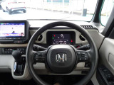 運転中でも操作し易いように、ステアリングには、オーディオのリモコンスイッチ、メーターの操作スイッチやホンダセンシングの機能、クルーズコントロールとLKASの操作スイッチ等が装着されています。