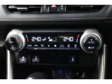 運転席と助手席、それぞれ温度調節ができ、オールシーズン快適なオートエアコンとなっております!