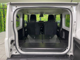 普段のお買い物や通勤、送迎等に十分な荷室スペースを確保しております。セカンドシートを倒すと、大きな荷物の積載も可能です♪