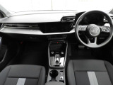 安全で快適な運転をサポートするアウディバーチャルコックピット。多機能でありながら優れた操作性で、シンプルで美しいインテリアデザインに溶け込んでいます。