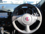 レッドセンターマークをあしらったNISMO専用本革巻きステアリングはコントロールを支え、メーターのレッドアクセントとフロアのレッドライティングは走りへの高揚感をもたらす。