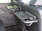 格納式シートバックテーブル付。車内での休憩がさらに快適になります。