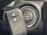 【キーレススタートシステム】カバンやポケットに入れたままでもドアの施錠・解錠が可能なスマートキーを装備。エンジンのオン・オフ時もカギを取り出す必要が無いからとっても便利です♪