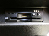 ETC車載器付きです。高速道路の料金所渋滞も解消!落ち着いてスムーズに通過できます。今や必需品の一つとなった装備ですね。
