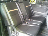 後部座席は足元が広くゆったり乗って頂けます。