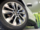 【純正19インチアルミホイール】外観にマッチした純正アルミホイールを装着しております。各種社外アルミホイールや、スタッドレスタイヤも取扱いしております。是非ご相談ください♪