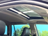 【サンルーフ】開放感たっぷりの希少装備、サンルーフが装着されています!車内に明かりを取り入れたり景色を楽しむ以外にも、車内の空気も簡単に換気できて快適です!