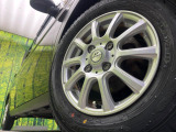 【13インチアルミホイール】外観にマッチしたアルミホイールを装着しております。各種アルミホイールや、スタッドレスタイヤも取扱いしております。是非ご相談ください♪