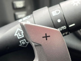【パドルシフト】ハンドルから手を離さずに素早くシフトアップ&ダウンができるので、エンジンブレーキを使う下り坂や高速道路の合流で加速したい場面で役立ちます。
