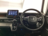 ホンダ純正メモリーナビ搭載なので、遠方へのドライブもお任せ下さい!ステアリング左手側にオーディオ関連のコントロールスイッチを配置しています。操作時は視線を逸らすことなく運転に集中できます
