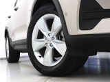 シルバーの5スポーク7.5J&times;18インチアルミホイール。衝突回避・被害軽減ブレーキシステムをはじめとする先進安全・運転支援機能を標準装備。